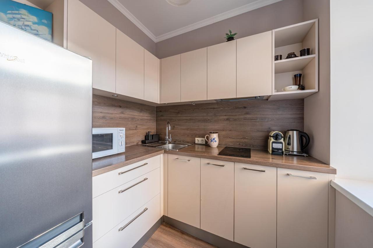 Stylish Latvian Classic 1-Bedroom Apartment Near City Center, Parks & Public Transport Links Riga Exterior foto
