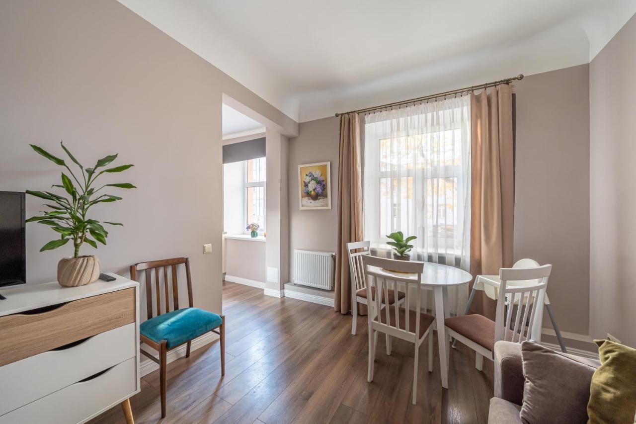 Stylish Latvian Classic 1-Bedroom Apartment Near City Center, Parks & Public Transport Links Riga Exterior foto
