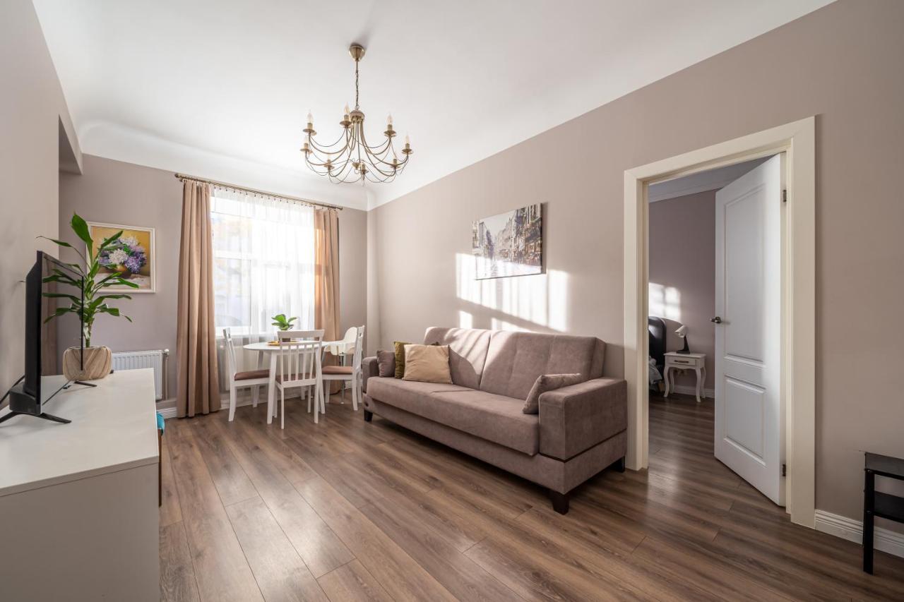 Stylish Latvian Classic 1-Bedroom Apartment Near City Center, Parks & Public Transport Links Riga Exterior foto