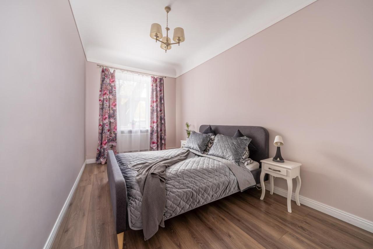 Stylish Latvian Classic 1-Bedroom Apartment Near City Center, Parks & Public Transport Links Riga Exterior foto