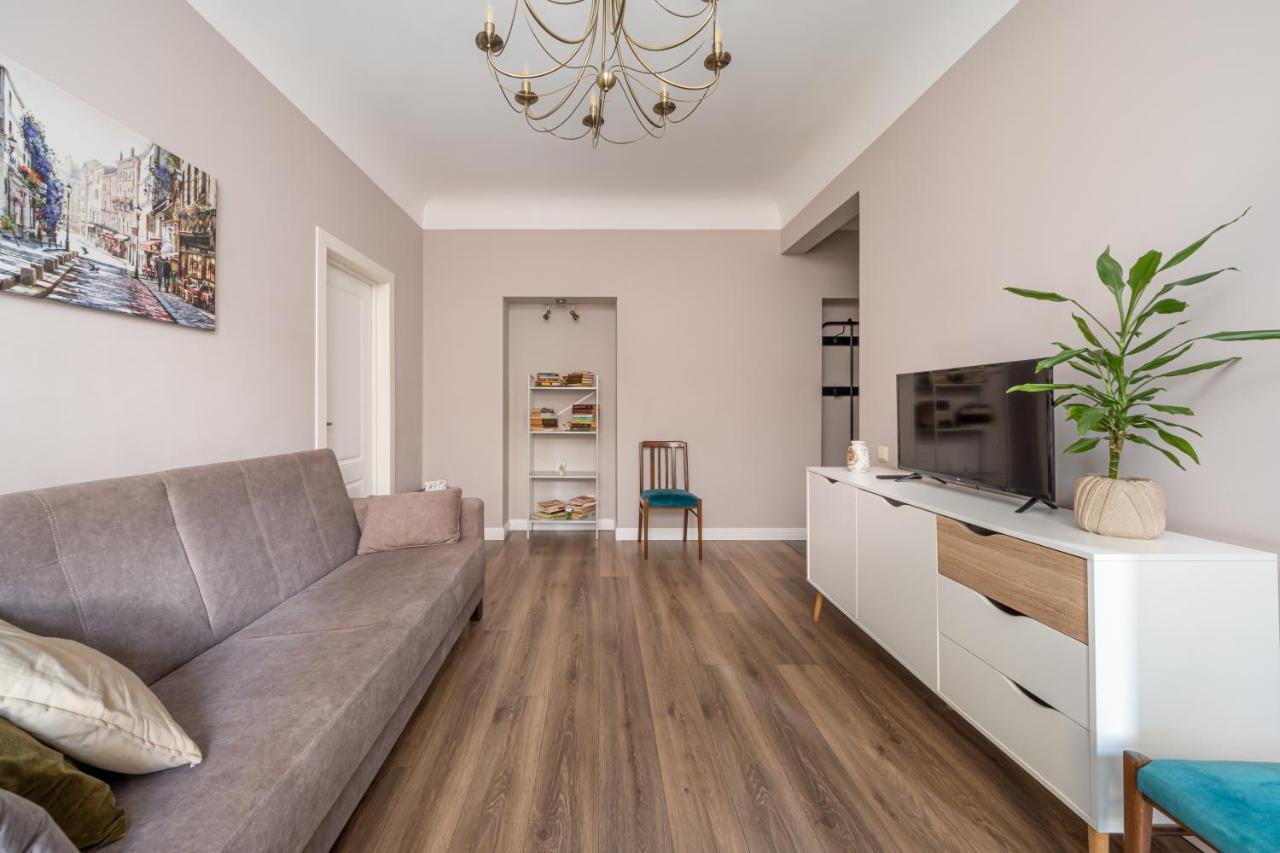 Stylish Latvian Classic 1-Bedroom Apartment Near City Center, Parks & Public Transport Links Riga Exterior foto