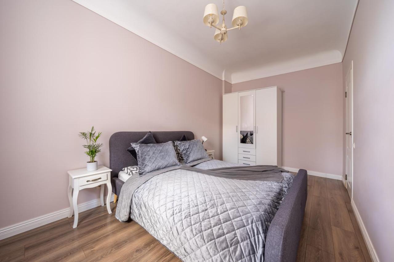 Stylish Latvian Classic 1-Bedroom Apartment Near City Center, Parks & Public Transport Links Riga Exterior foto