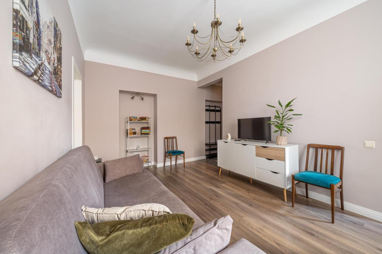 Stylish Latvian Classic 1-Bedroom Apartment Near City Center, Parks & Public Transport Links Riga Exterior foto