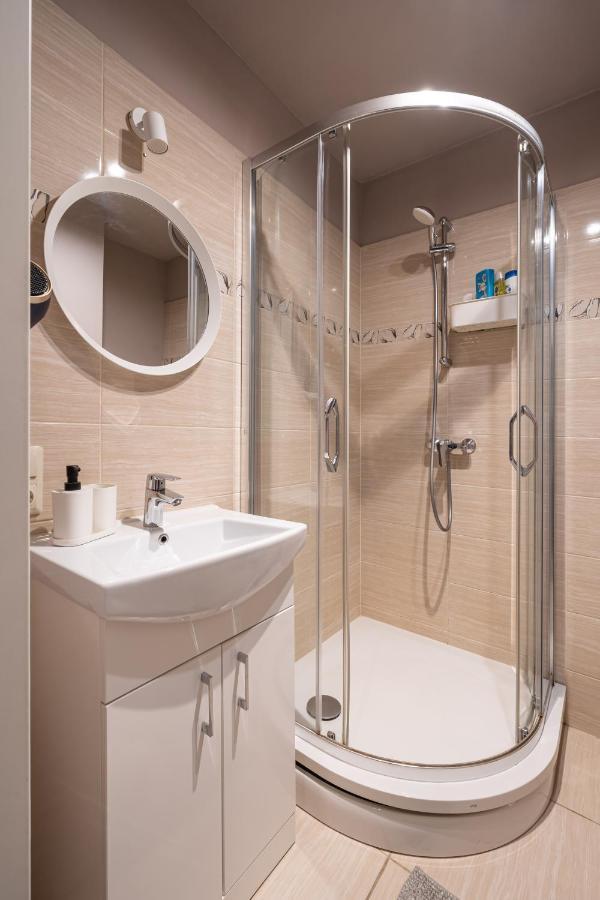 Stylish Latvian Classic 1-Bedroom Apartment Near City Center, Parks & Public Transport Links Riga Exterior foto