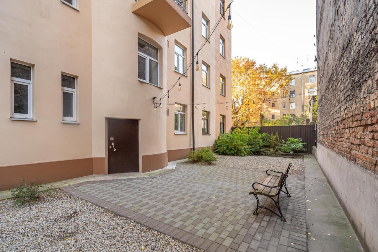 Stylish Latvian Classic 1-Bedroom Apartment Near City Center, Parks & Public Transport Links Riga Exterior foto