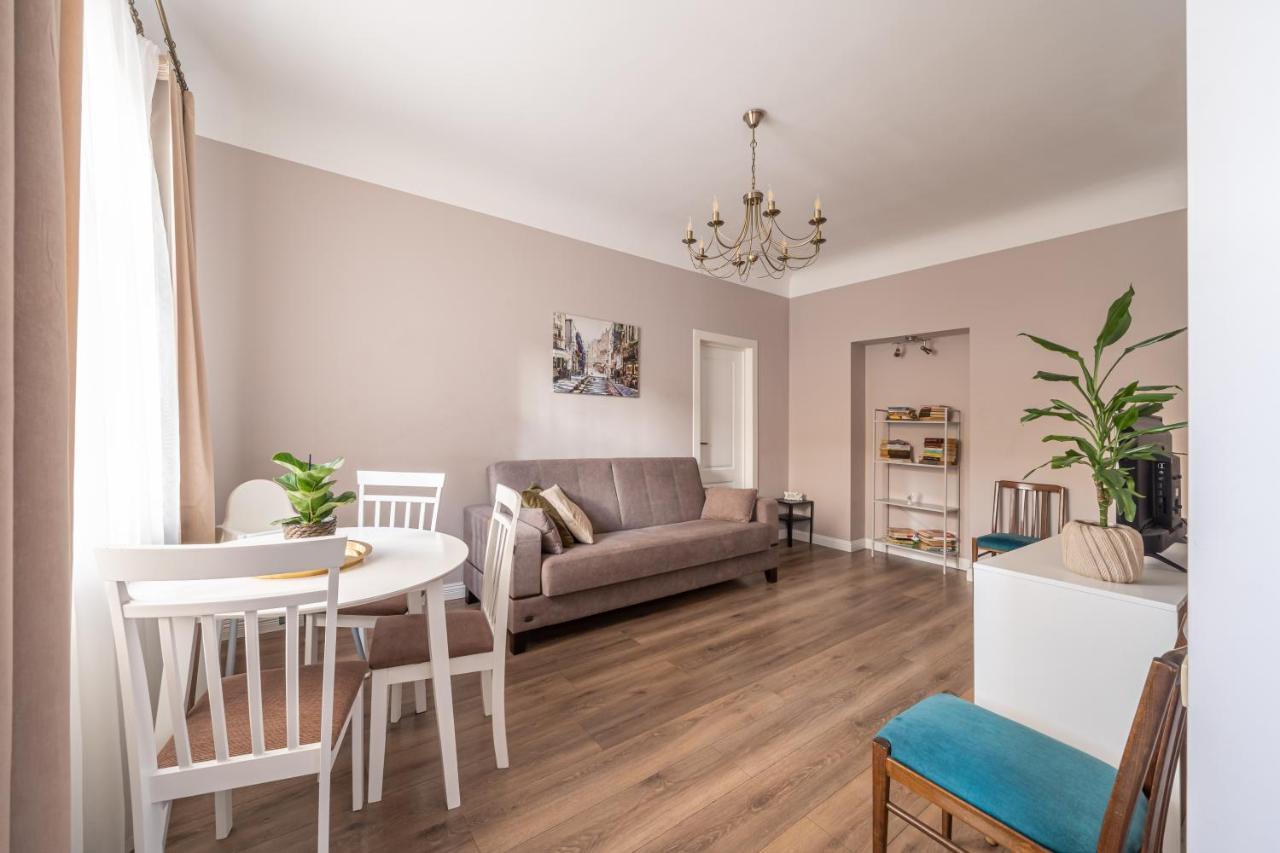 Stylish Latvian Classic 1-Bedroom Apartment Near City Center, Parks & Public Transport Links Riga Exterior foto