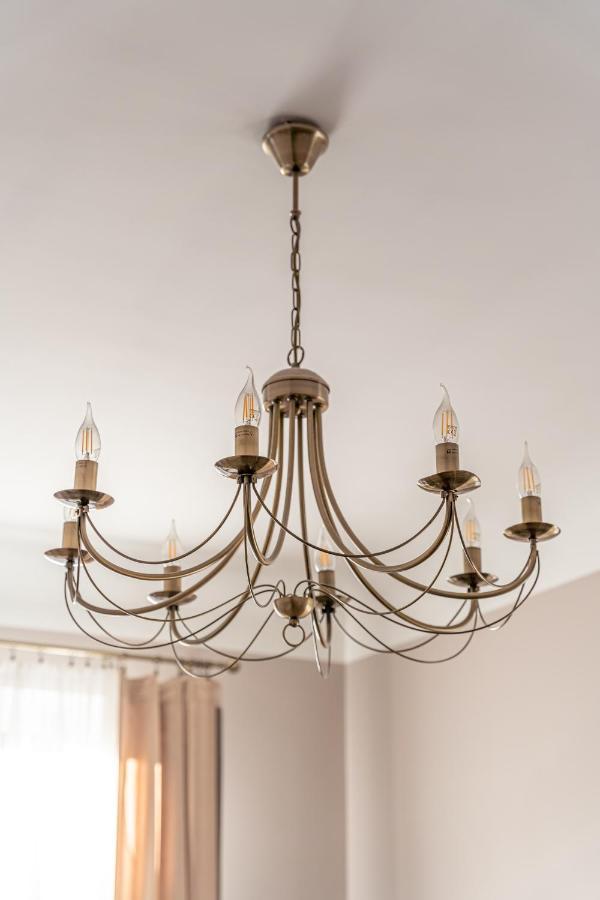 Stylish Latvian Classic 1-Bedroom Apartment Near City Center, Parks & Public Transport Links Riga Exterior foto