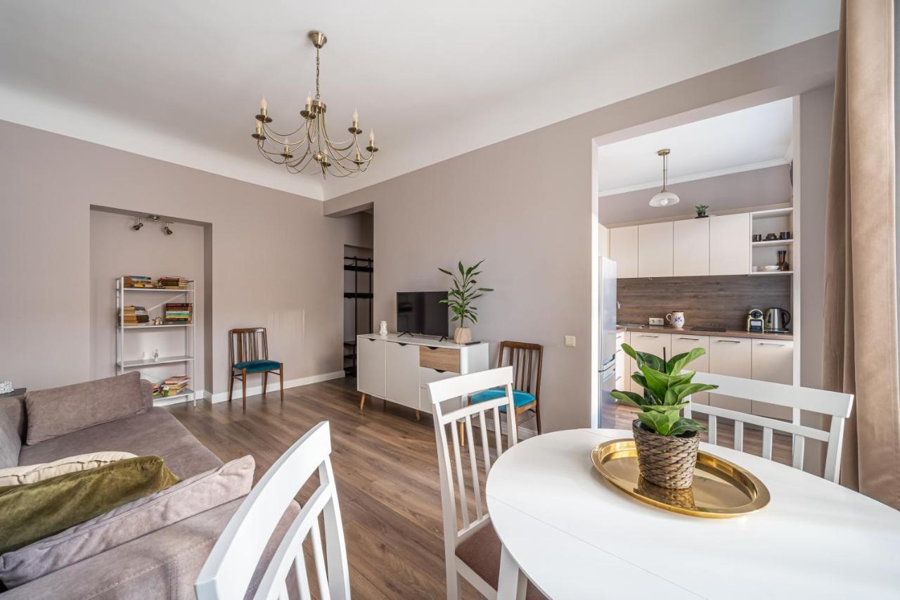 Stylish Latvian Classic 1-Bedroom Apartment Near City Center, Parks & Public Transport Links Riga Exterior foto